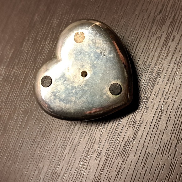 heart-shaped quartz desk clock that also functions as a paperweight - Picture 4 of 8